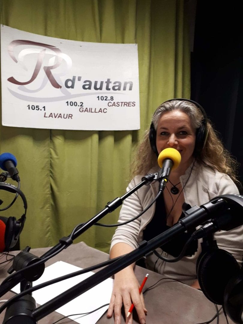 Béatrice à la radio